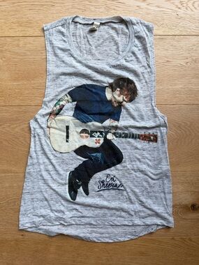 Ed Sheeran Graphic Muscle Flowy Scoop Tank Top in white Marble  -  S